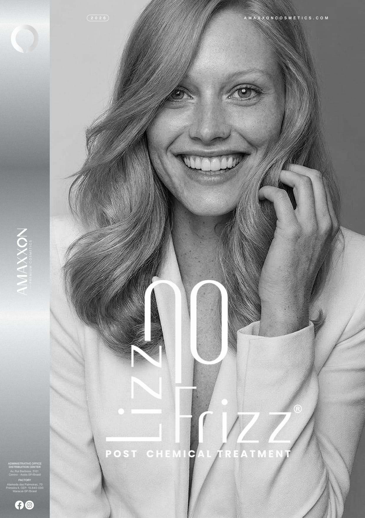 Portrait de campagne en noir et blanc : mannequin blonde aux cheveux lissés, souriante. Texte inscrit dans l'image : « No Frizz » en grandes lettres et logotype « AMAXXON » à la verticale.