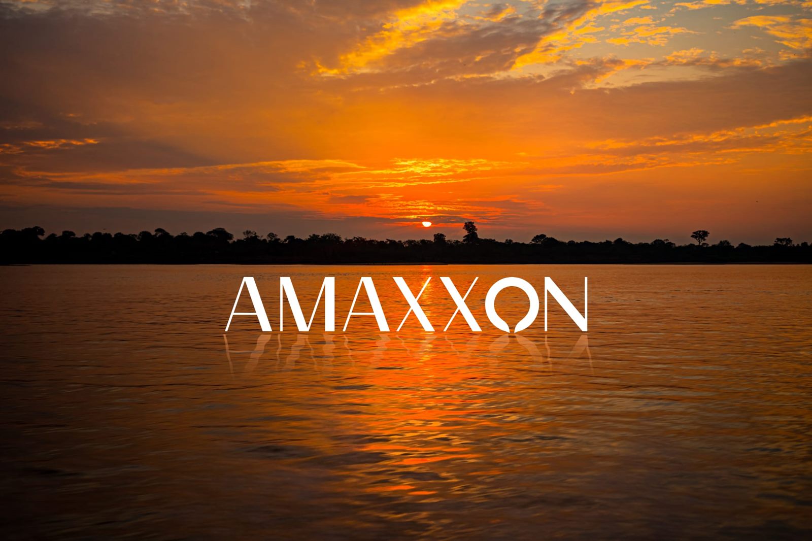 Coucher de soleil sur le fleuve Amazone, origine des actifs de la marque. Texte inscrit dans l'image : logotype « AMAXXON ».